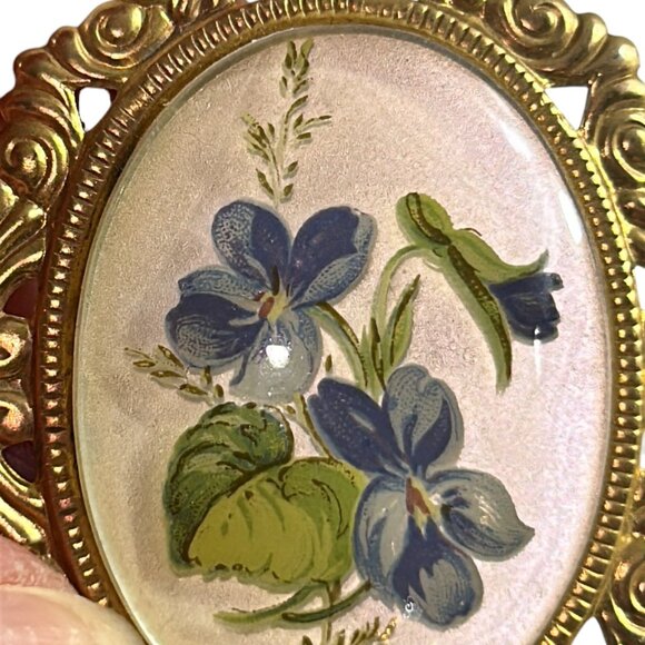 Vtg Lucite Floral Brooch Oval Domed Cabochon Blue Violets Gold Tone Frame Pin - Picture 6 of 8
